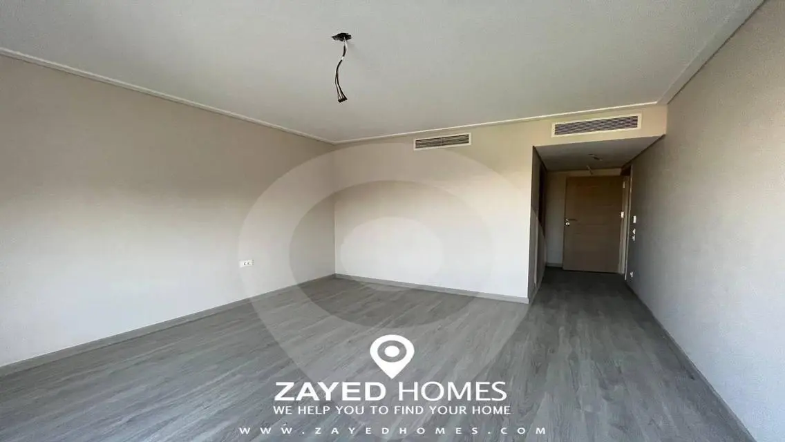 Luxury Apartment Overlooking Lakes - 175 sqm