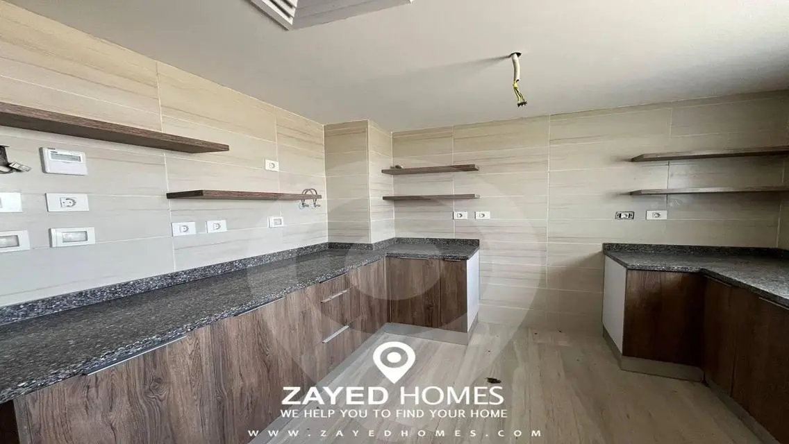 Luxury Apartment Overlooking Lakes - 175 sqm