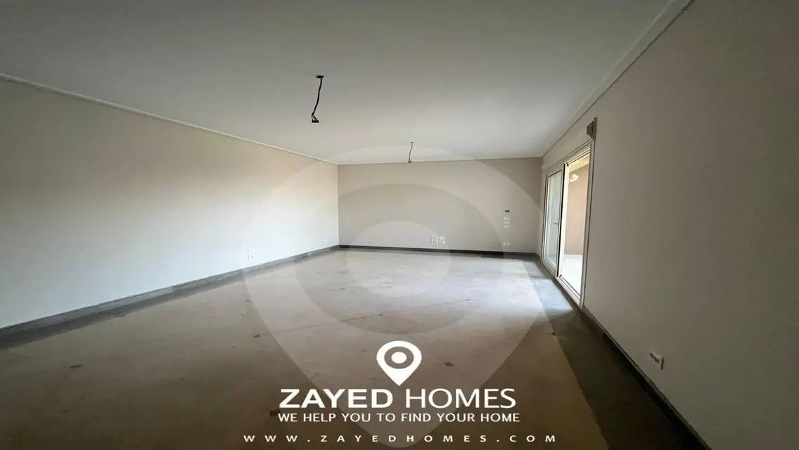 Luxury Apartment Overlooking Lakes - 175 sqm