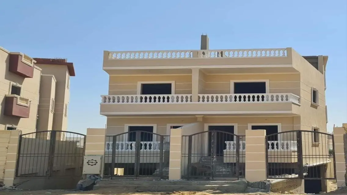 عقار فاخر بإطلالة ساحرة على البحيرات