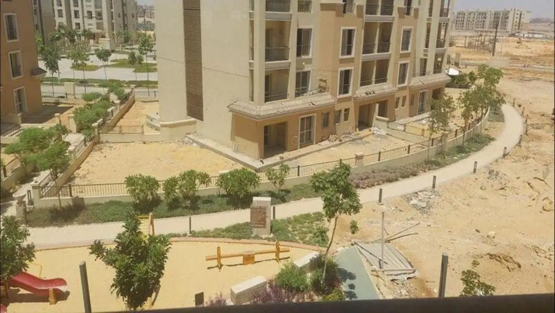 شقة رائعة بمساحة واسعة مع شرفة وحديقة خاصة