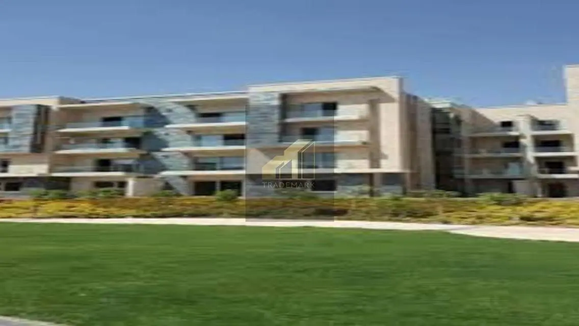 Luxurious Apartment Overlooking Lakes with Pool and Amazing Amenities