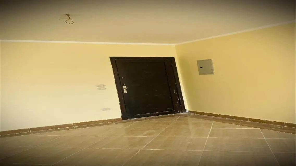 شقة فاخرة بإطلالة على البحيرات للبيع