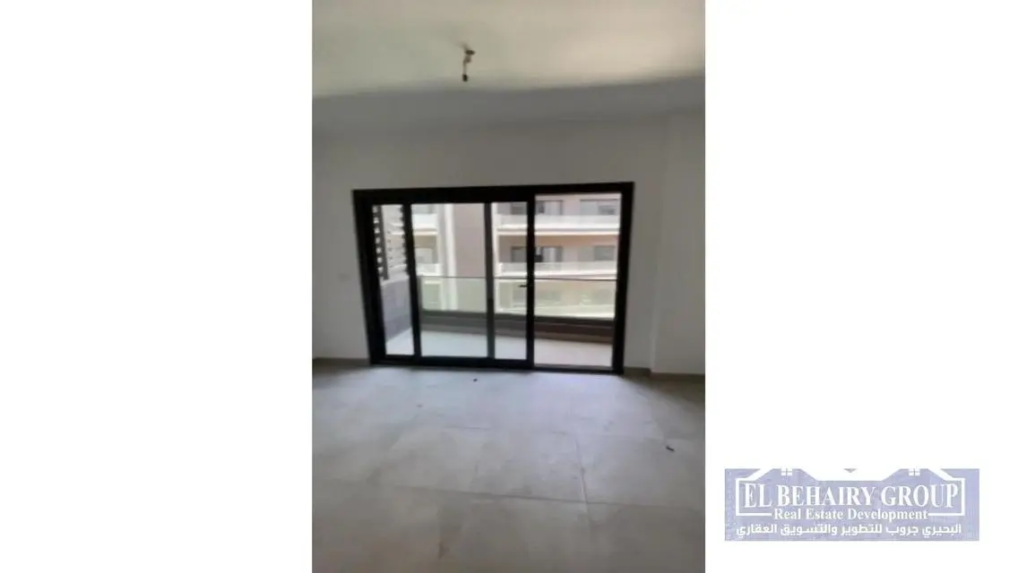 شقة فاخرة بمساحة كبيرة للبيع