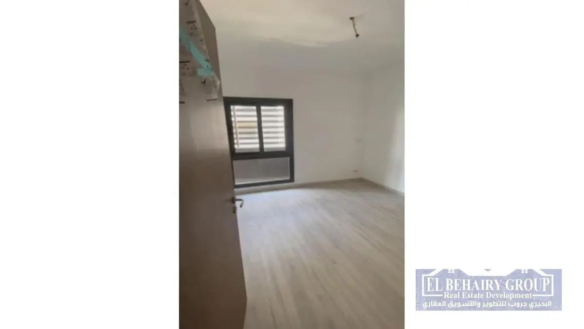 شقة فاخرة بمساحة كبيرة للبيع
