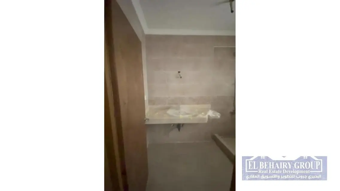 شقة فاخرة بمساحة كبيرة للبيع