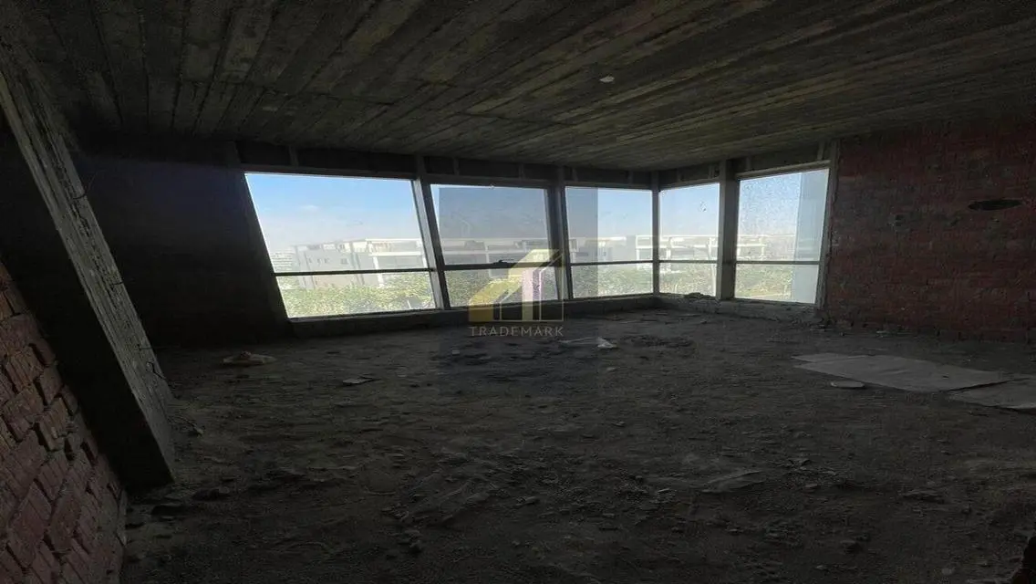 Luxury Apartment for Sale Overlooking Lakes