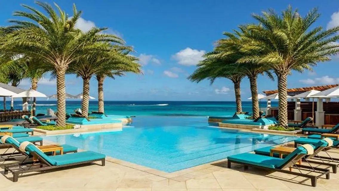 Luxurious Villa with Private Pool and Lake Views