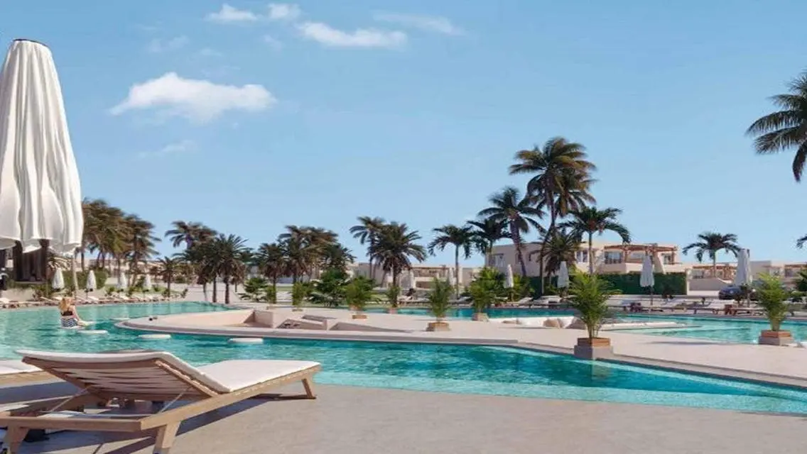 Luxurious Villa with Private Pool and Lake Views