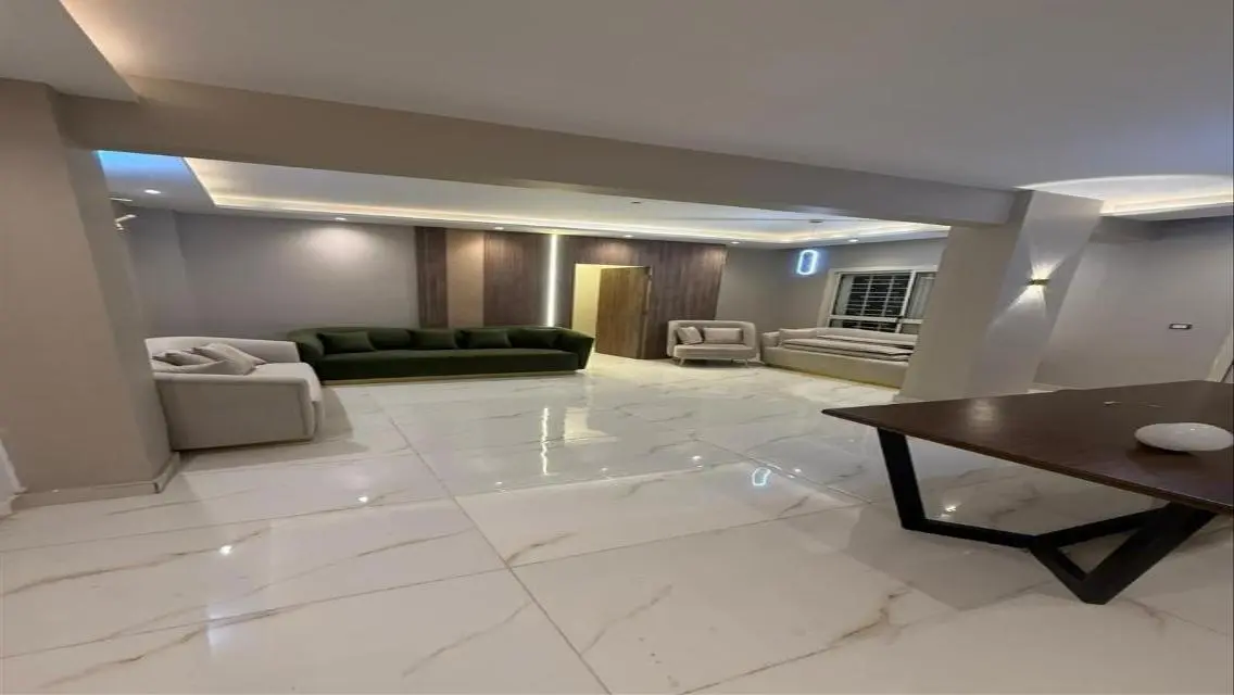 Luxury Apartment with Lake View and Landmark
