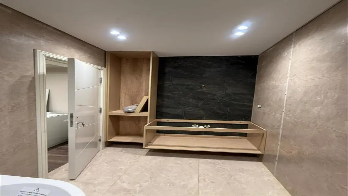 Luxury Apartment with Lake View and Landmark