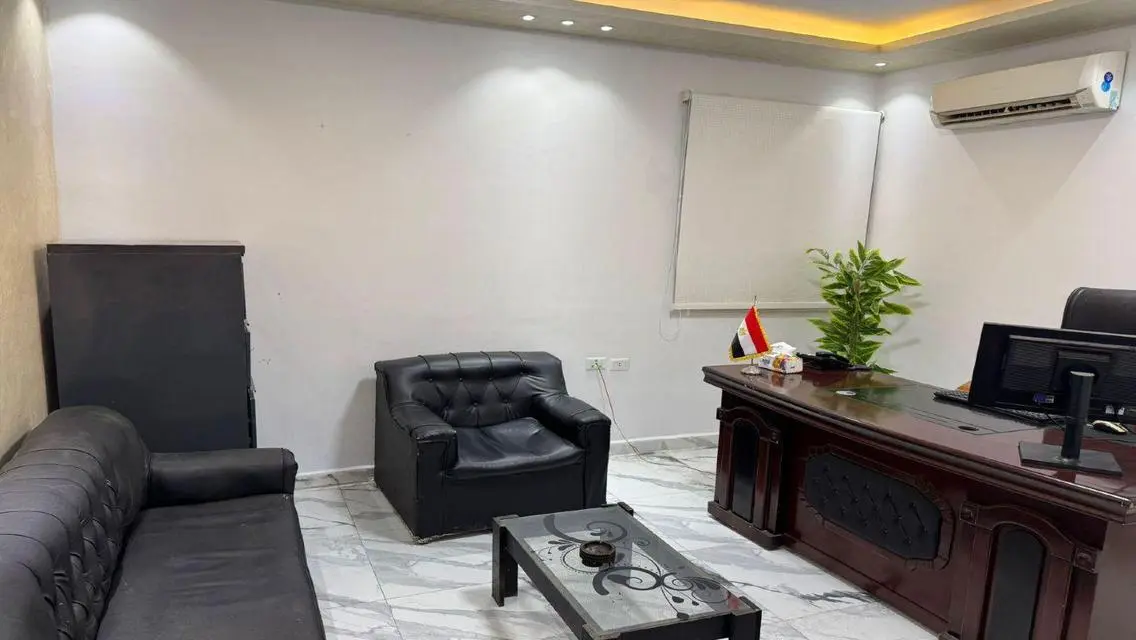 شقة فاخرة مع غرفة اجتماعات في موقع متميز