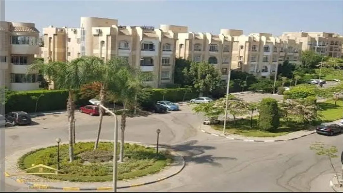 شقة فاخرة بمساحة واسعة ومرافق استثنائية