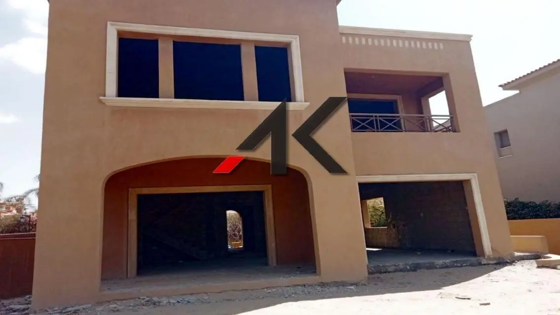فيلا فاخرة بمساحة واسعة مع حديقة خاصة وإطلالة مميزة