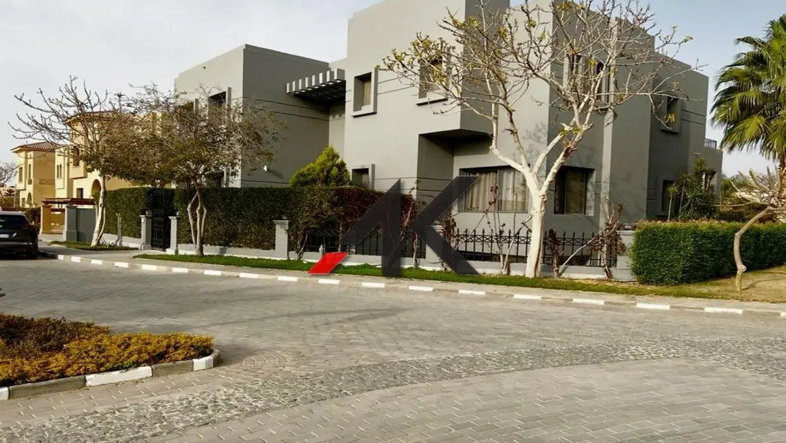فيلا فاخرة بمساحة واسعة مع حديقة خاصة وإطلالة مميزة
