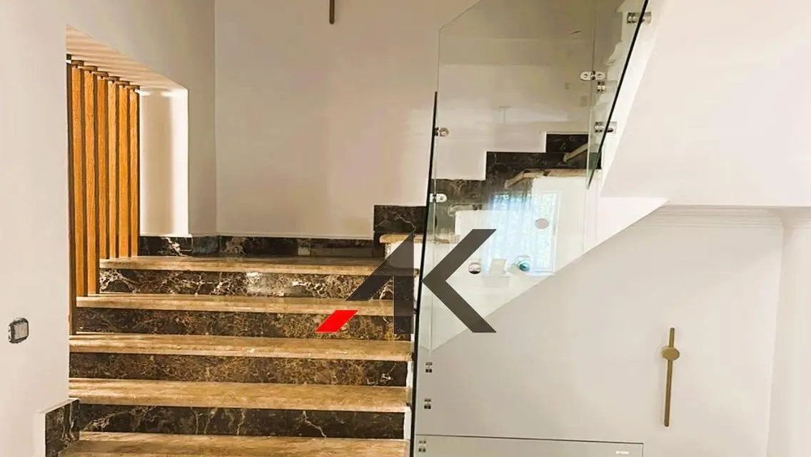 شقة فاخرة للبيع بمساحة 3500 متر في أرقى المناطق