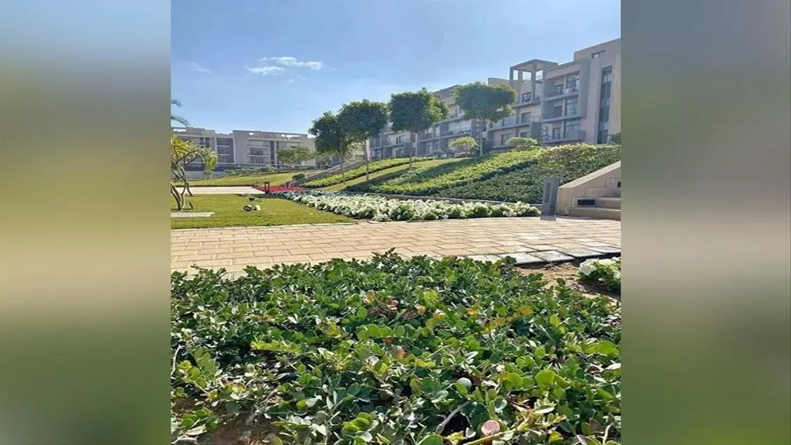 فيلا فاخرة مع إطلالة رائعة وبسعر مغري