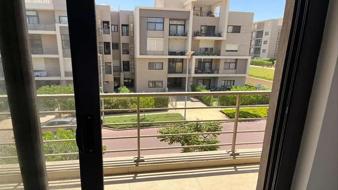 فيلا فاخرة مع إطلالة رائعة وبسعر مغري