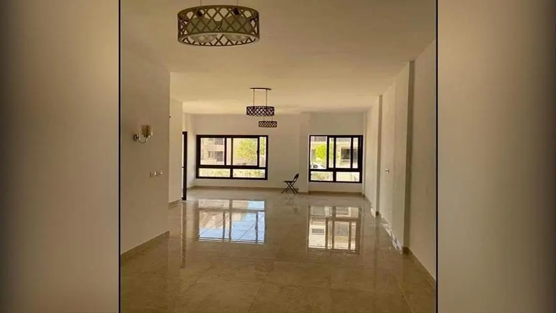 فيلا فاخرة مع إطلالة رائعة وبسعر مغري