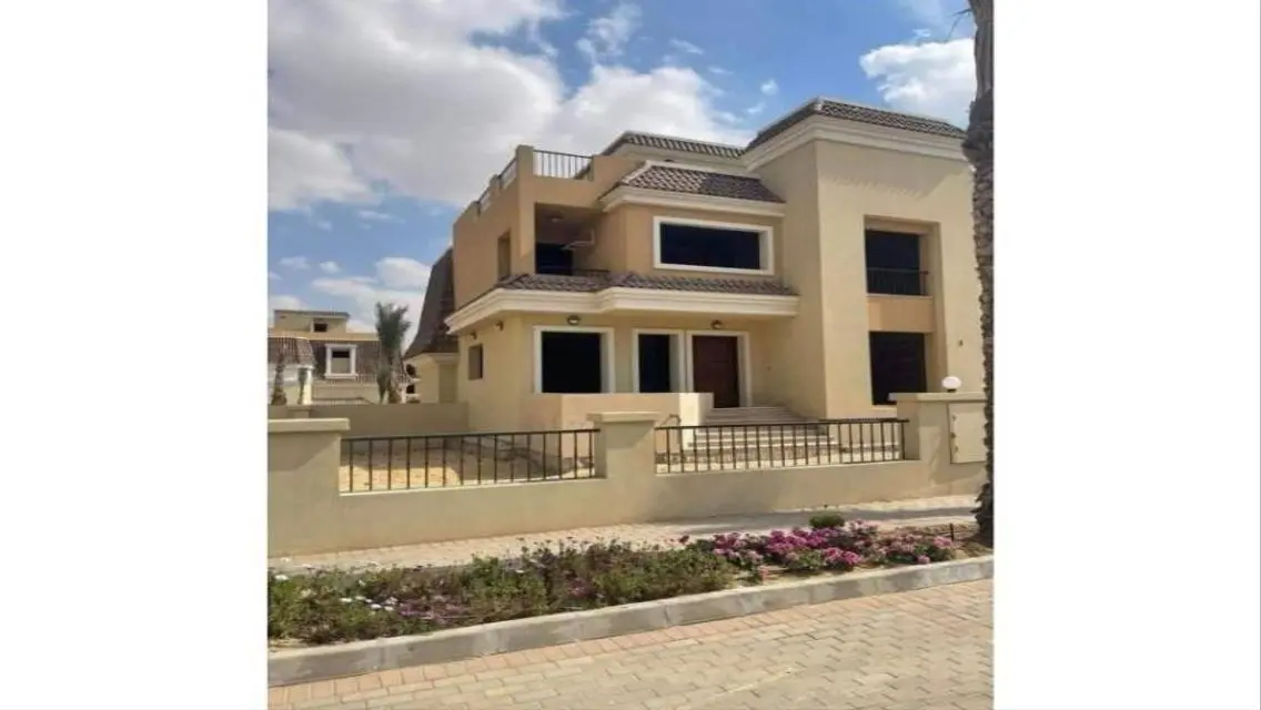 فيلا فاخرة للبيع مع مسبح خاص وحديقة