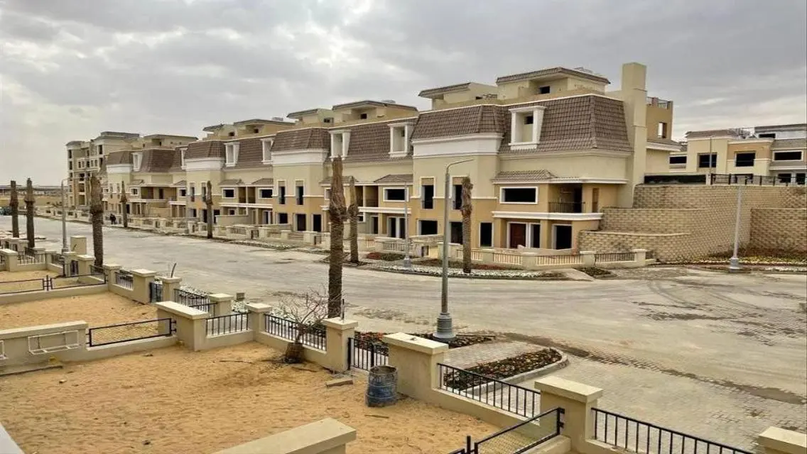 فيلا فاخرة للبيع مع مسبح خاص وحديقة