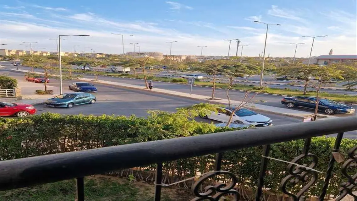 شقة فاخرة للبيع ب5800000 جنيه بمساحة كبيرة