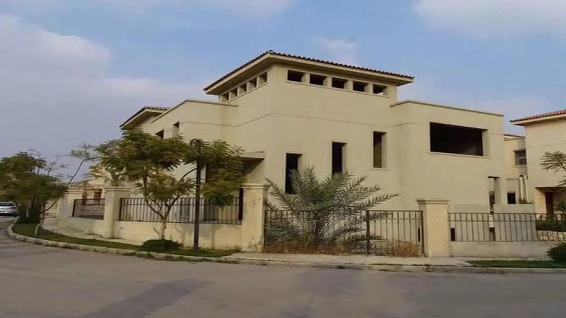 فيلا فاخرة مع مسبح خاص وحديقة في موقع متميز