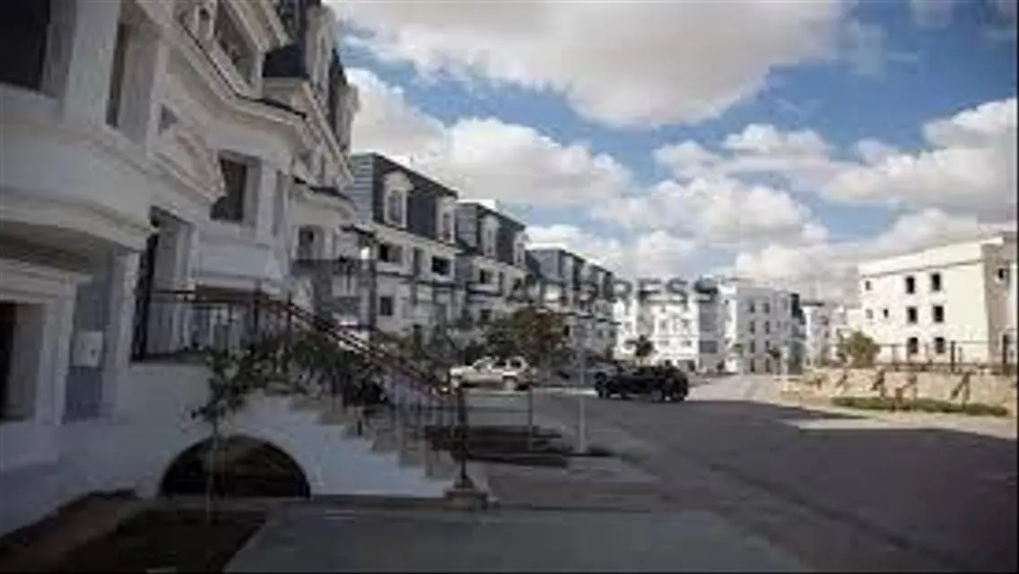 Luxurious Apartment with Spacious Living and Stunning Views