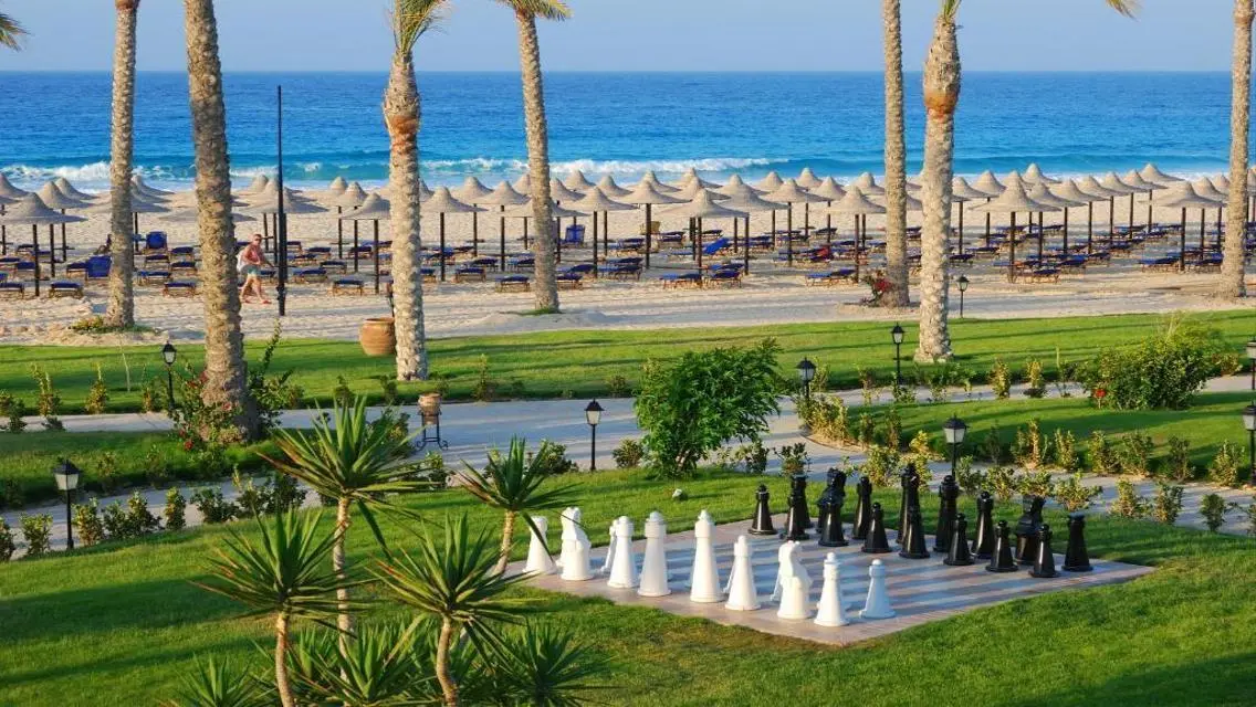 فيلا فاخرة مع حديقة خاصة ومسبح مشترك للبيع