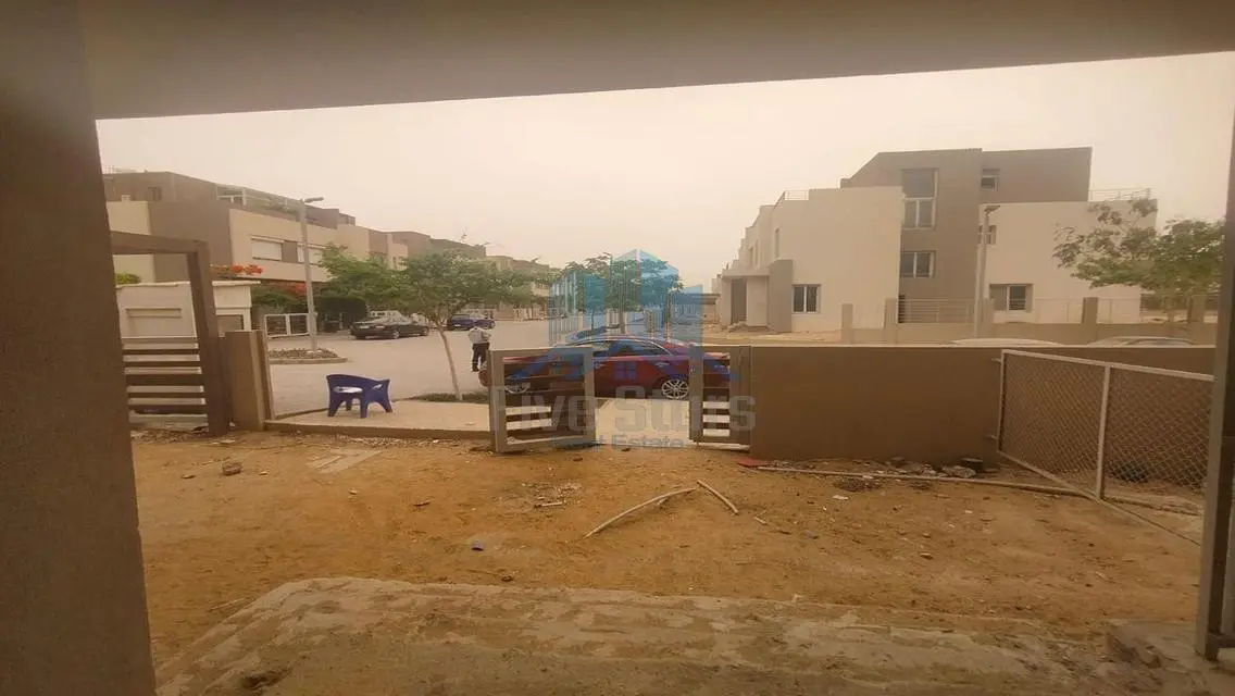 شقة فاخرة للبيع بمساحة واسعة 331 متر