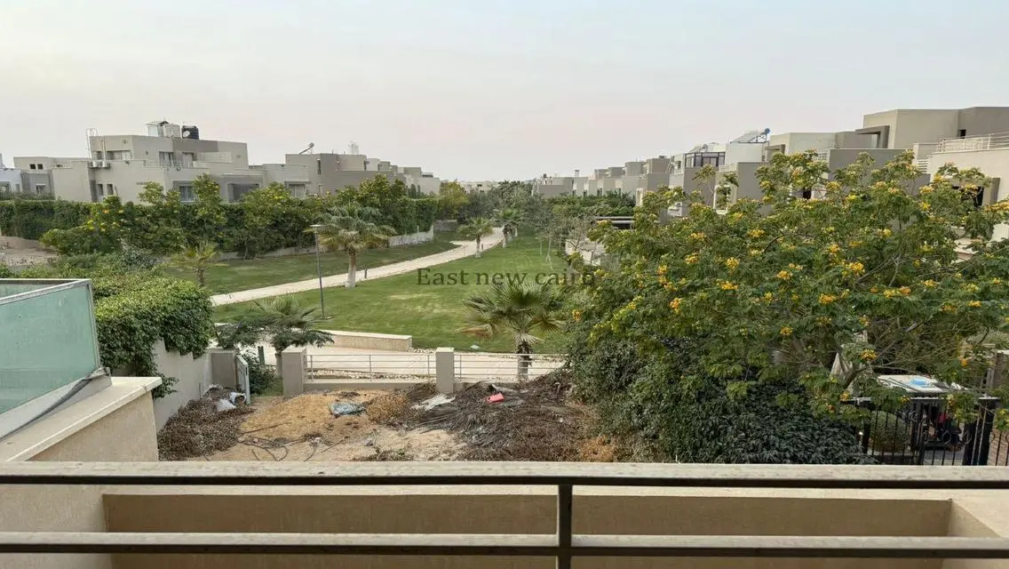 فيلا فاخرة مع حديقة ومسبح خاص للإيجار في منطقة متميزة