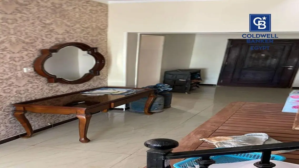 عقار فاخر مع حديقة لأجواء مريحة