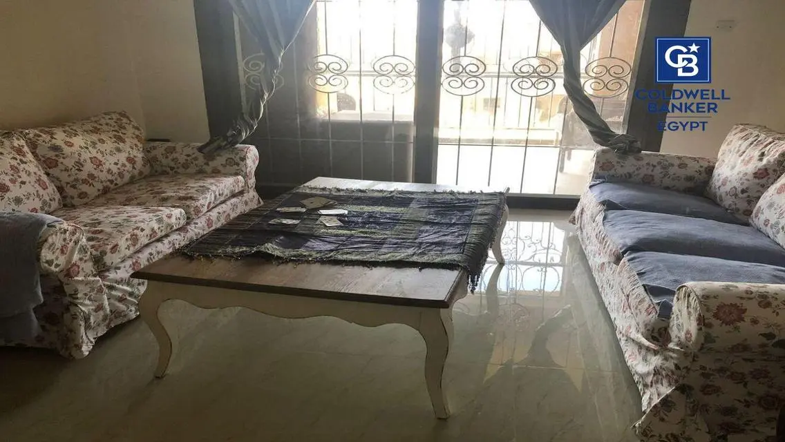 عقار فاخر مع حديقة لأجواء مريحة