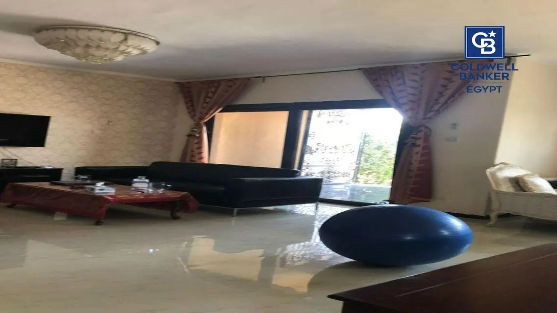 عقار فاخر مع حديقة لأجواء مريحة