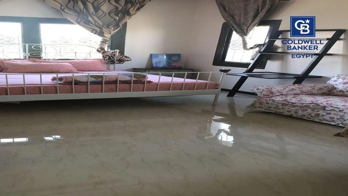 عقار فاخر مع حديقة لأجواء مريحة