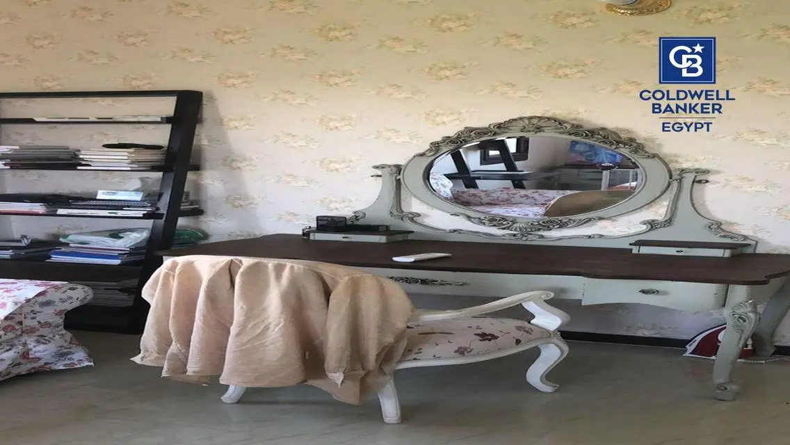 عقار فاخر مع حديقة لأجواء مريحة