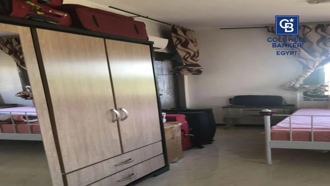 عقار فاخر مع حديقة لأجواء مريحة