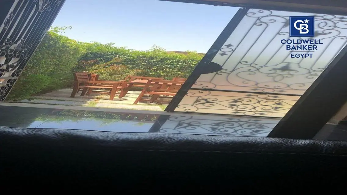 عقار فاخر مع حديقة لأجواء مريحة
