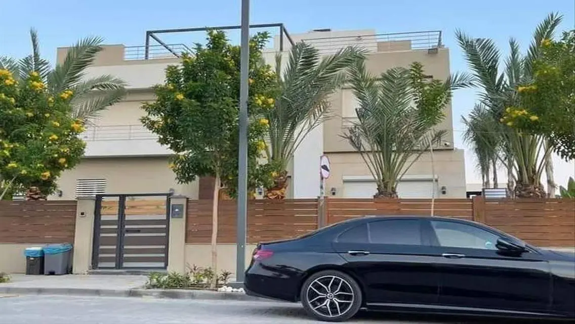 قصر مذهل للبيع في منطقة التاج 643