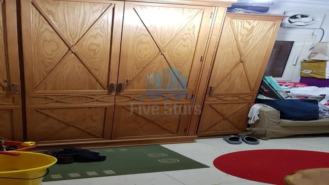 فيلا فاخرة  في حي متميز مع حديقة خاصة