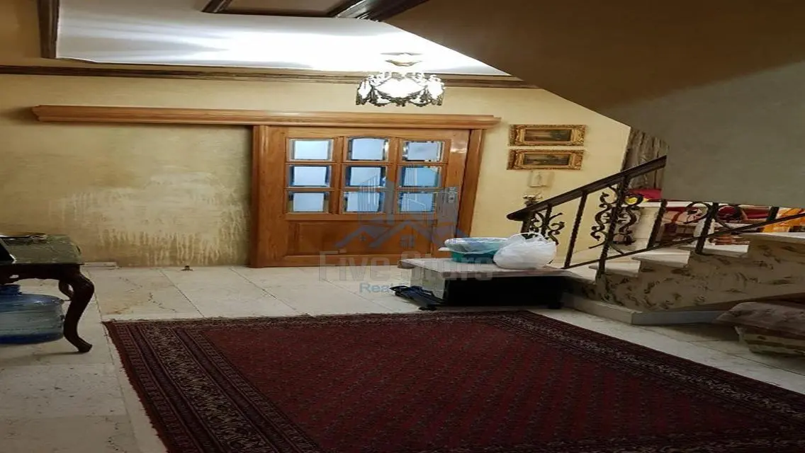 فيلا فاخرة  في حي متميز مع حديقة خاصة