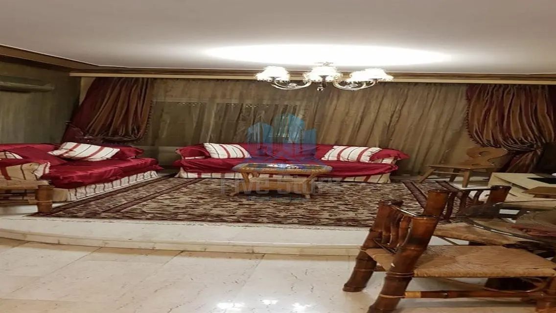 فيلا فاخرة  في حي متميز مع حديقة خاصة