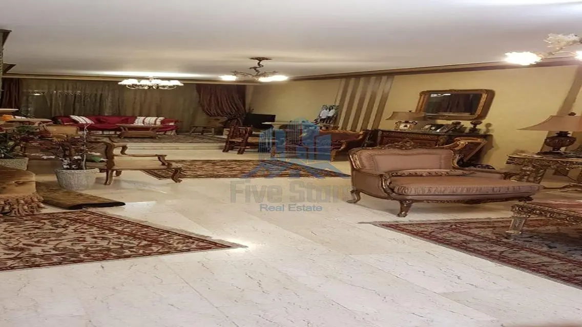 فيلا فاخرة  في حي متميز مع حديقة خاصة