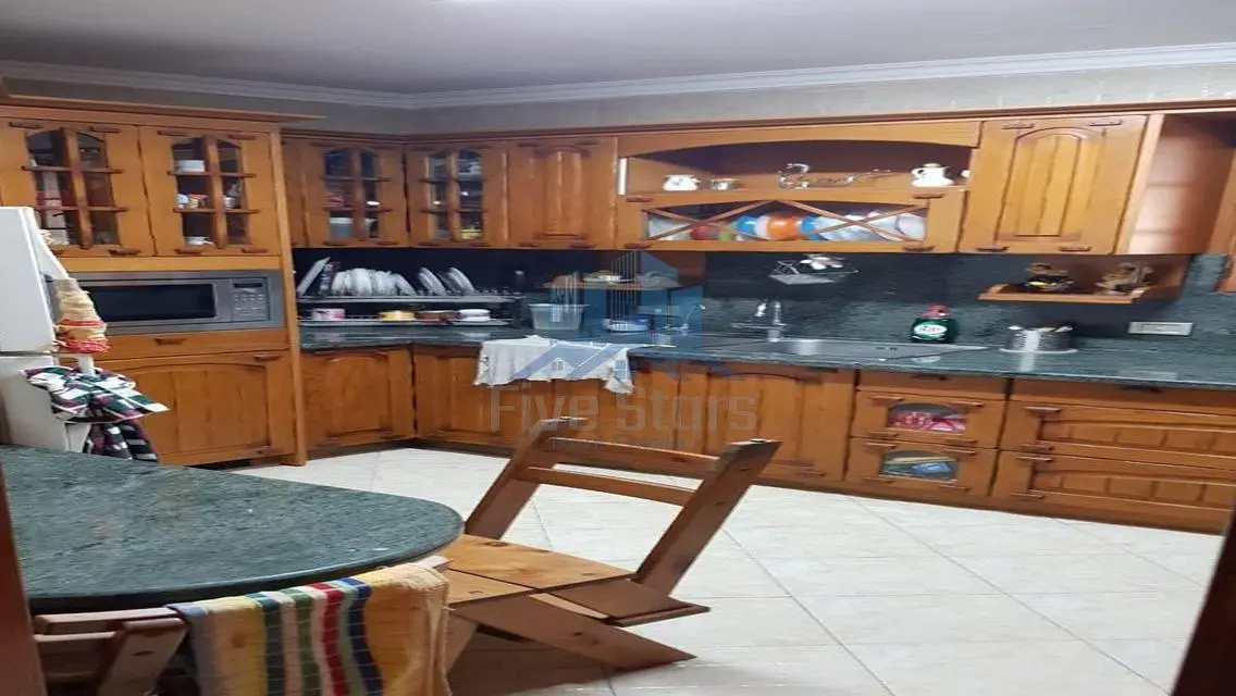 فيلا فاخرة  في حي متميز مع حديقة خاصة