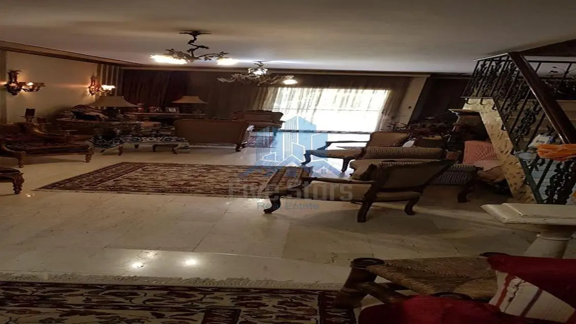 فيلا فاخرة  في حي متميز مع حديقة خاصة