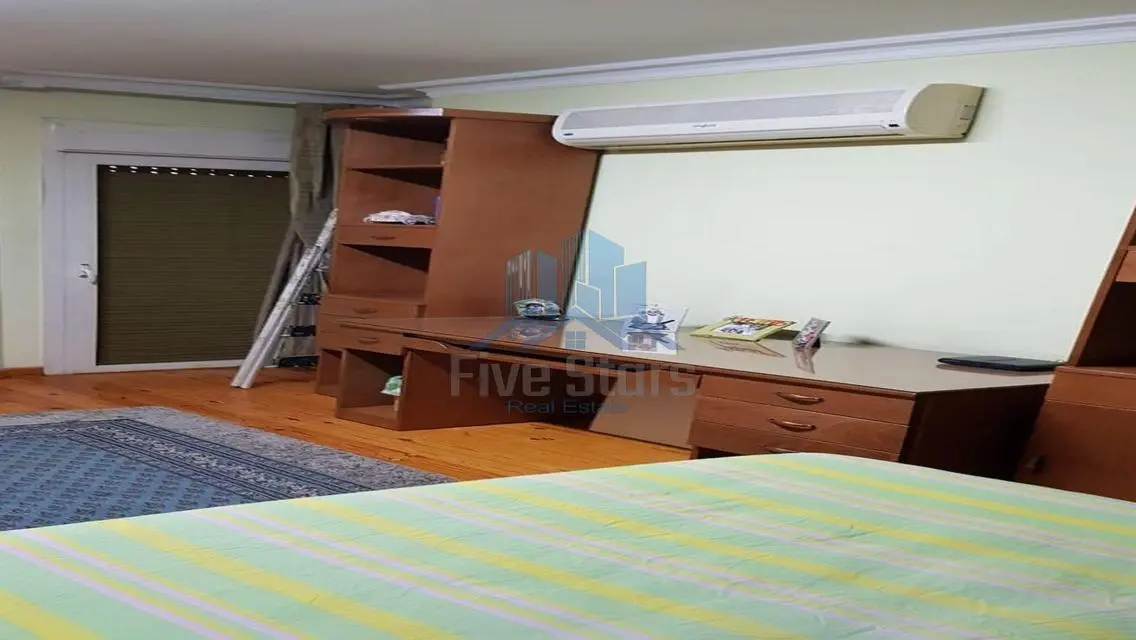 فيلا فاخرة  في حي متميز مع حديقة خاصة