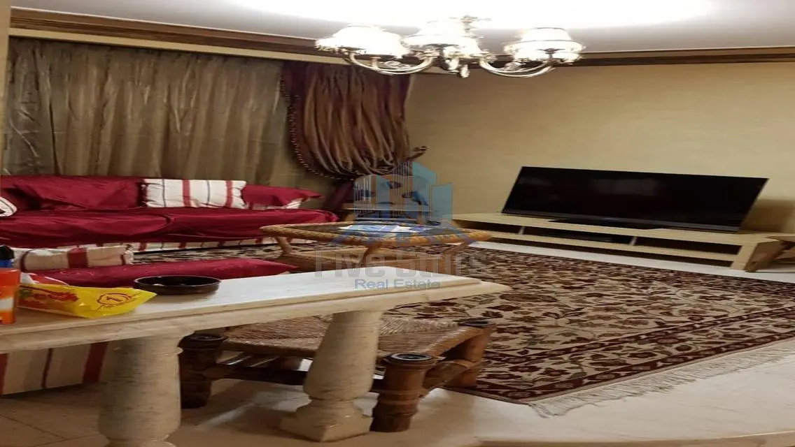فيلا فاخرة  في حي متميز مع حديقة خاصة