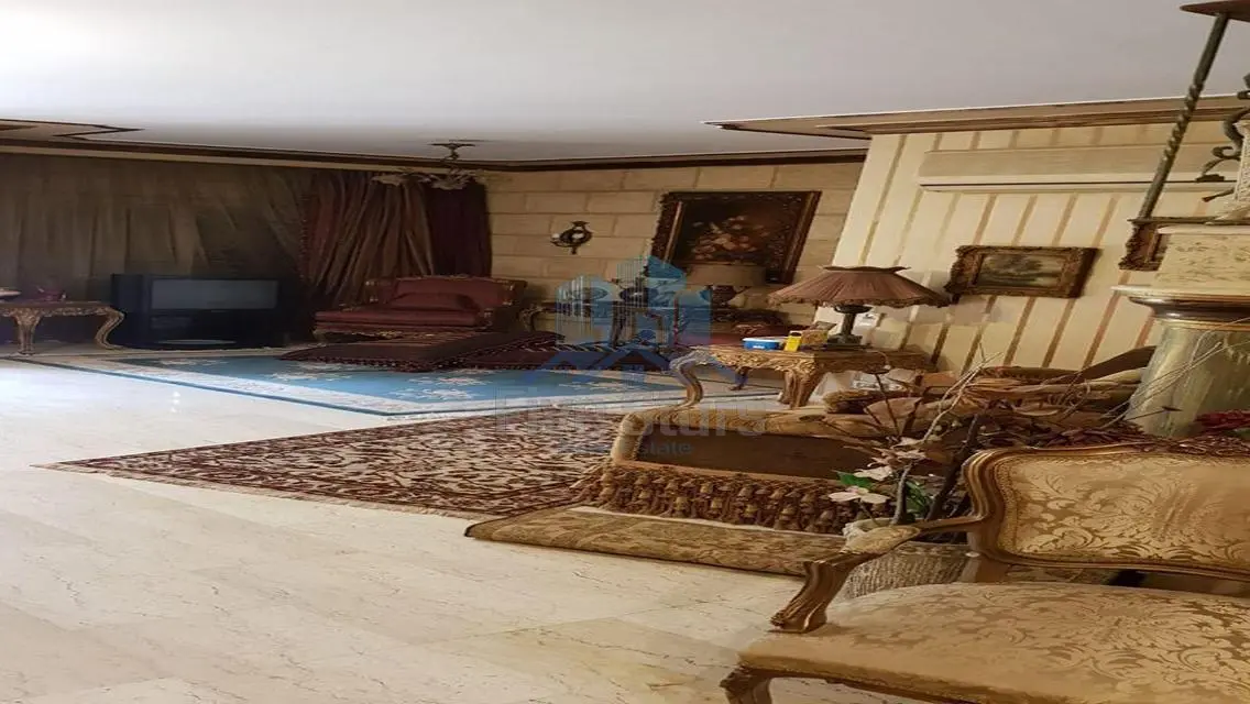 فيلا فاخرة  في حي متميز مع حديقة خاصة