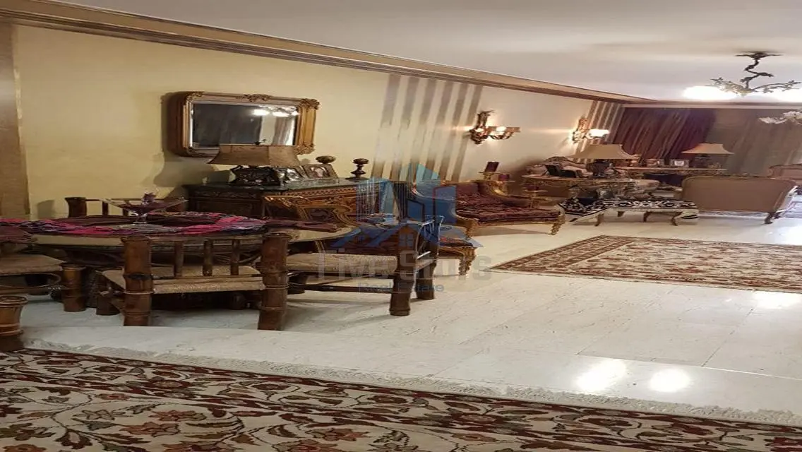 فيلا فاخرة  في حي متميز مع حديقة خاصة