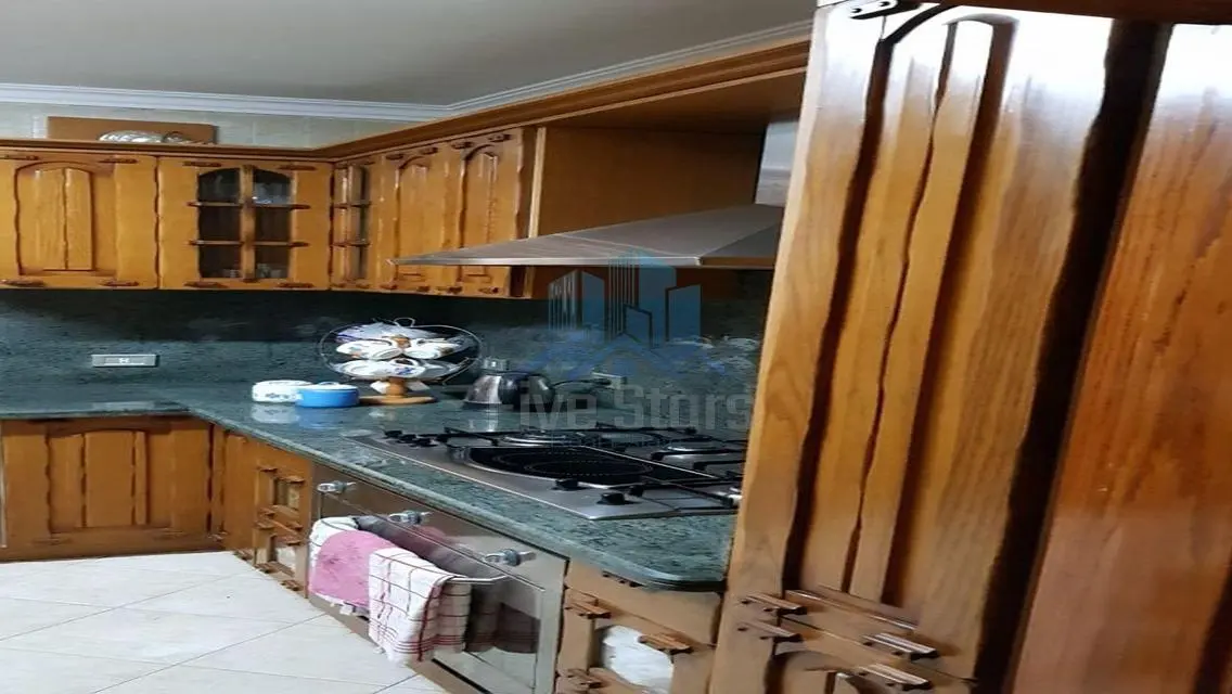 فيلا فاخرة  في حي متميز مع حديقة خاصة